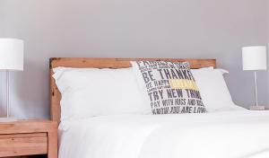 布隆方丹Warm Karoo的一间卧室配有一张带白色床单和两盏灯的床。