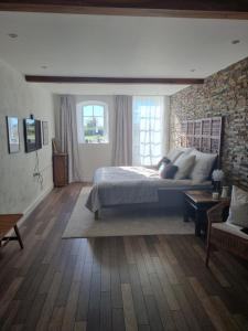 奥特鲁普Birkelund BnB的一间卧室设有一张床和砖墙