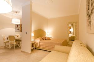 佛罗伦萨迈凯实蓬腾南尼公寓的一间带两张床和一张桌子的卧室以及一间用餐室