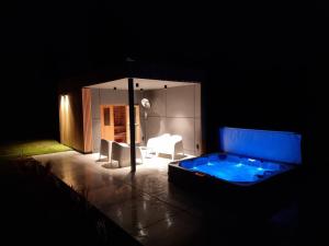 弗朗科尔尚Le Lièvre Debout Francorchamps - spa et sauna的一间深色客房,在房间内配有大型蓝色浴缸