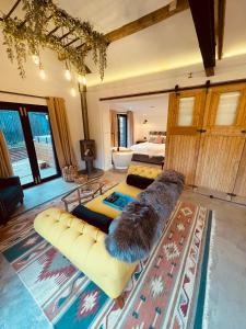 Little BudworthLuxury Barn with Hot Tub, Spa Treatments, Private Dining的带沙发和床的大型客厅