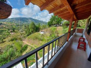 El PeñolDonde Andres Campestre - Guatape的山景阳台。