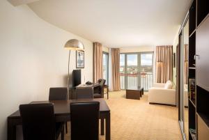 汉堡汉堡芮拉诺酒店的一间设有餐桌的房间和一间享有美景的客厅