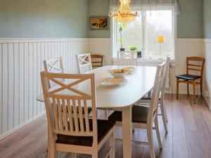 卡尔斯克鲁纳Holiday home KARLSKRONA III的一间配备有白色桌椅的用餐室