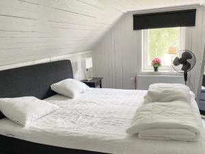 卡尔斯克鲁纳Holiday home KARLSKRONA III的卧室内的一张带白色床单和枕头的床