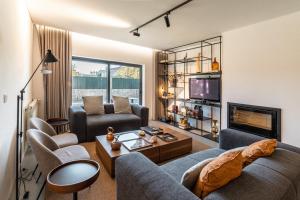 科英布拉Granja da Cabrita的客厅配有两张沙发和一台电视机