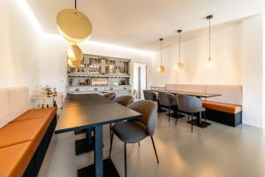 科英布拉Granja da Cabrita的一间厨房,内设两张桌子和椅子