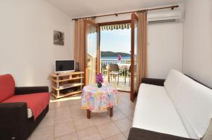 普利兹巴Apartments by the sea Prizba, Korcula - 9276的客厅配有沙发和桌子