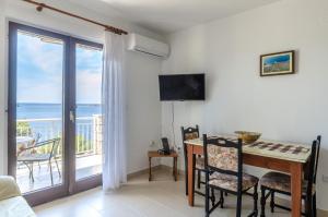 普利兹巴Apartments by the sea Prizba, Korcula - 9276的一间设有桌子的海景用餐室