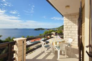 普利兹巴Apartments by the sea Prizba, Korcula - 9276的阳台配有桌椅,享有海景。