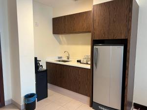 太平SSL商贸酒店的厨房配有冰箱和水槽