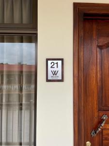 利比里亚Hotel Wilson Condega的门旁墙上的标志