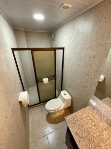 利比里亚Hotel Wilson Condega的一间带卫生间和镜子的浴室