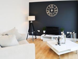 比尤利Blueberry Hill的客厅配有白色沙发和墙上的时钟