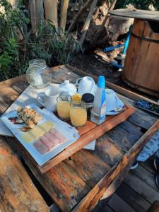 El MonteBosques del Paico的一张桌子,上面放着一盘食物和一杯橙汁
