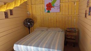贝伦Pousada Grão的一间小房间,房子里设有一张床铺