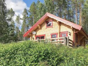 覃达达伦Two-Bedroom Holiday home in Sälen 2的森林中间的小木屋