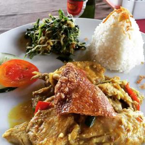 希德门Uma Agung Villa的饭,肉和蔬菜的盘子