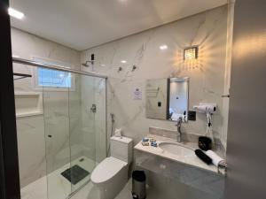 佩尼亚Hotel Balneário do Parque的带淋浴、卫生间和盥洗盆的浴室