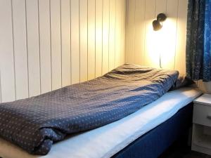 Dyrvik6 person holiday home in Dyrvik的一张小床,位于带灯的房间