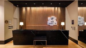 仙台全日空仙台假日酒店的一张大黑桌,位于一个有标志的房间
