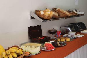 雷森迪埃斯皮冈皇宫酒店的一张桌子,上面放着一大堆面包和一篮子的食物