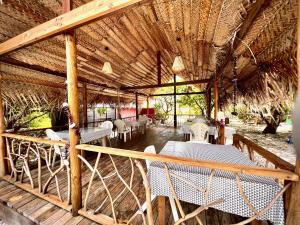 阿瓦托鲁瓦艾特莫阿纳山林小屋的稻草建筑中带桌椅的庭院