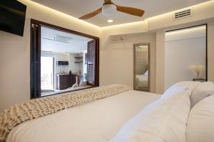 巴亚尔塔港Sunscape Residence Tower的一间卧室配有一张床和一面大镜子