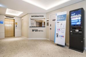 全州市No25 Hotel Jeonju Sanjeong的进入医院房间,那里设有自动售货机