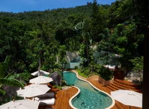 苏梅岛The Spa Resorts - Lamai Village的度假村的游泳池,配有遮阳伞