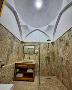 布哈拉Marhaba boutique Madrasah 15th-16th century的带淋浴和盥洗盆的浴室