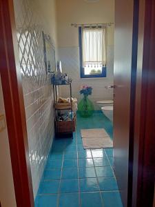 ElmasNice的浴室铺有蓝色瓷砖地板,配有浴缸。