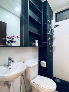 吉隆坡Kama Homestay @Wangsa Maju的一间带卫生间和水槽的浴室