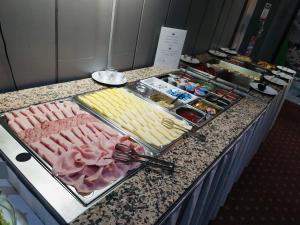 日利纳斯洛伐克酒店 的自助餐,在柜台上供应不同类型的食物