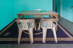 JodohSPOT ON 91732 Rani Homestay Syariah的一张桌子和两张椅子