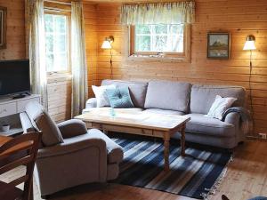 TranøyaHoliday home Tranøy的带沙发和咖啡桌的客厅