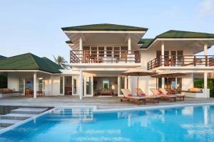 DhigurahSiyam World Maldives - 24-Hour Premium All-inclusive with Free Transfer的一座带游泳池和房子的别墅