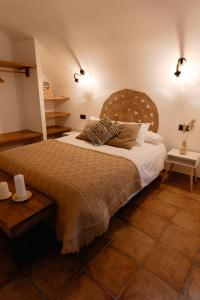 卡拉瓦卡·德·拉·克鲁斯Casa Jaraíz - Centre town的一间卧室,卧室内配有一张大床