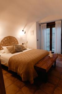 卡拉瓦卡·德·拉·克鲁斯Casa Jaraíz - Centre town的一间卧室配有一张大床和一张木桌