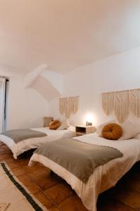 卡拉瓦卡·德·拉·克鲁斯Casa Jaraíz - Centre town的一间卧室配有两张带枕头的床。