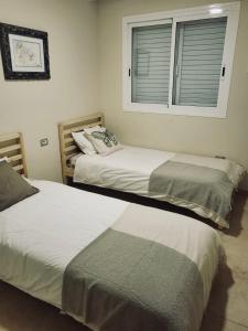波里斯-德阿沃纳Bella Vista的带2扇窗户的客房内的2张床