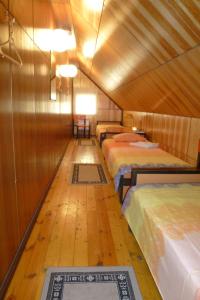 KihelkonnaKihelkonna Pastorate Guesthouse的客房设有三张床,铺有木地板。
