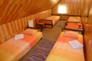 KihelkonnaKihelkonna Pastorate Guesthouse的小房间设有三张床和一张书桌