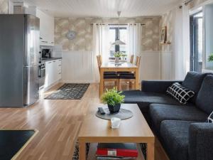 Kopparberg6 person holiday home in KOPPARBERG的客厅配有沙发和桌子