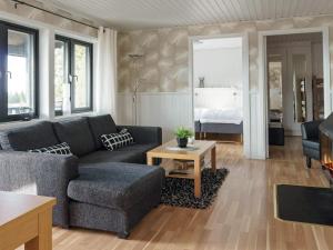 Kopparberg6 person holiday home in KOPPARBERG的客厅配有沙发和桌子
