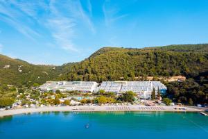 拉巴克纳西斯酒店 - 玛斯林尼卡酒店及度假村的享有度假胜地和海滩的空中景致