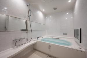 相模原市BAMBOO GARDEN 相模原的带浴缸和盥洗盆的浴室