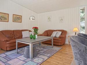 维斯特索马肯6 person holiday home in Aakirkeby的客厅配有沙发和桌子