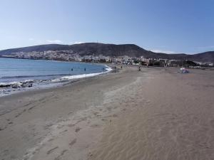 大塔拉哈尔Casa Reina的沙滩上的人在沙滩上和大海上散步