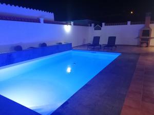 大塔拉哈尔Casa Reina的夜晚的游泳池,灯光蓝色